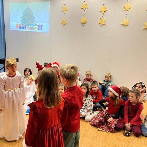 Weihnachtsspiel der 1a und 1c 