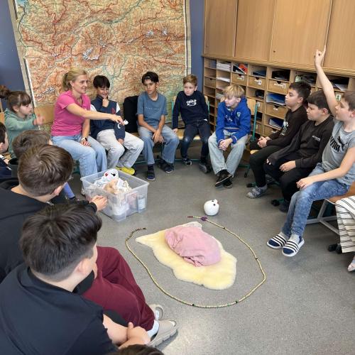 Besuch von Hebamme Agnes Müller