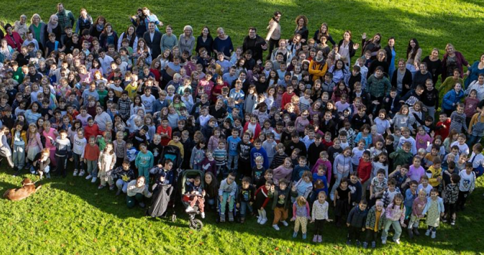 Schulfoto mit allen Schüler_innen und Lehrer_innen