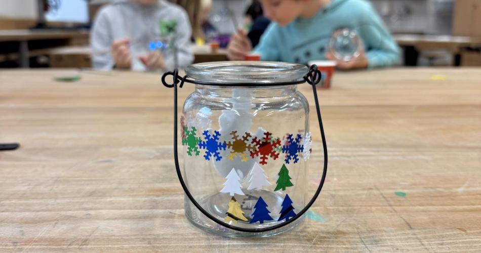 In kreativem Gestalten haben wir Teelichthalter mit Glitzersteinen und Stickern verziert – jeder ein funkelndes Kunstwerk!