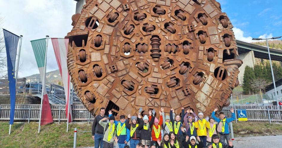👷‍♀️👷‍♂️