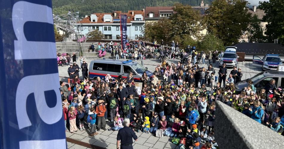 Unter dem Motto „Sicher zur Schule“ übten die Kinder der 3. und 4. Klassen gemeinsam mit Mitarbeiter:innen der Polizei und des Roten Kreuzes das richtige Verhalten im Straßenverkehr. An verschiedenen Stationen erfuhren die Schüler der umliegenden Volksschulen, worauf sie achten müssen, wenn sie mit unterschiedlichen Sport- und Fortbewegungsgeräten 